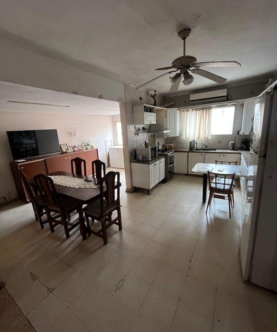 Oportunidad! Casa en venta cerca del bosque!! Gran potencial!! 4 dormitorios, cochera y parrilla!!
