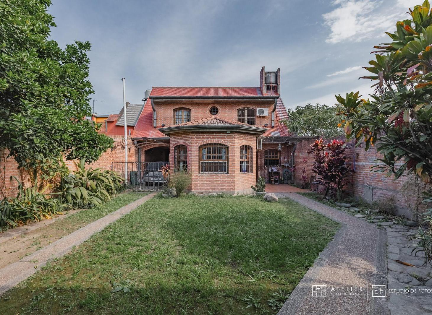 Foto de Casa 4 dormitorios con cochera y jardín, imagen 1