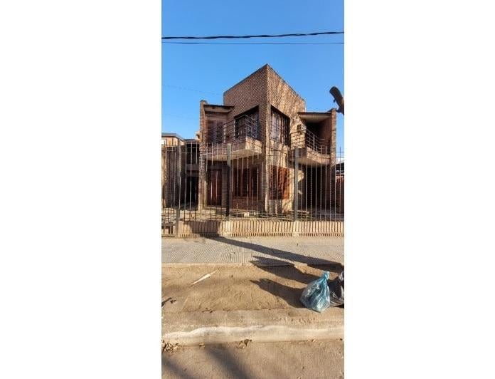 IMPERDIBLE CASA EN ALQUILER!! 3 DORM 2