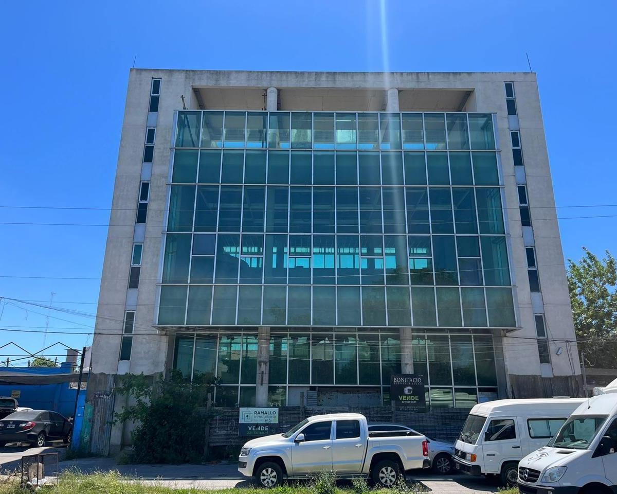 Edificio Comercial en 32 e 19 y 20