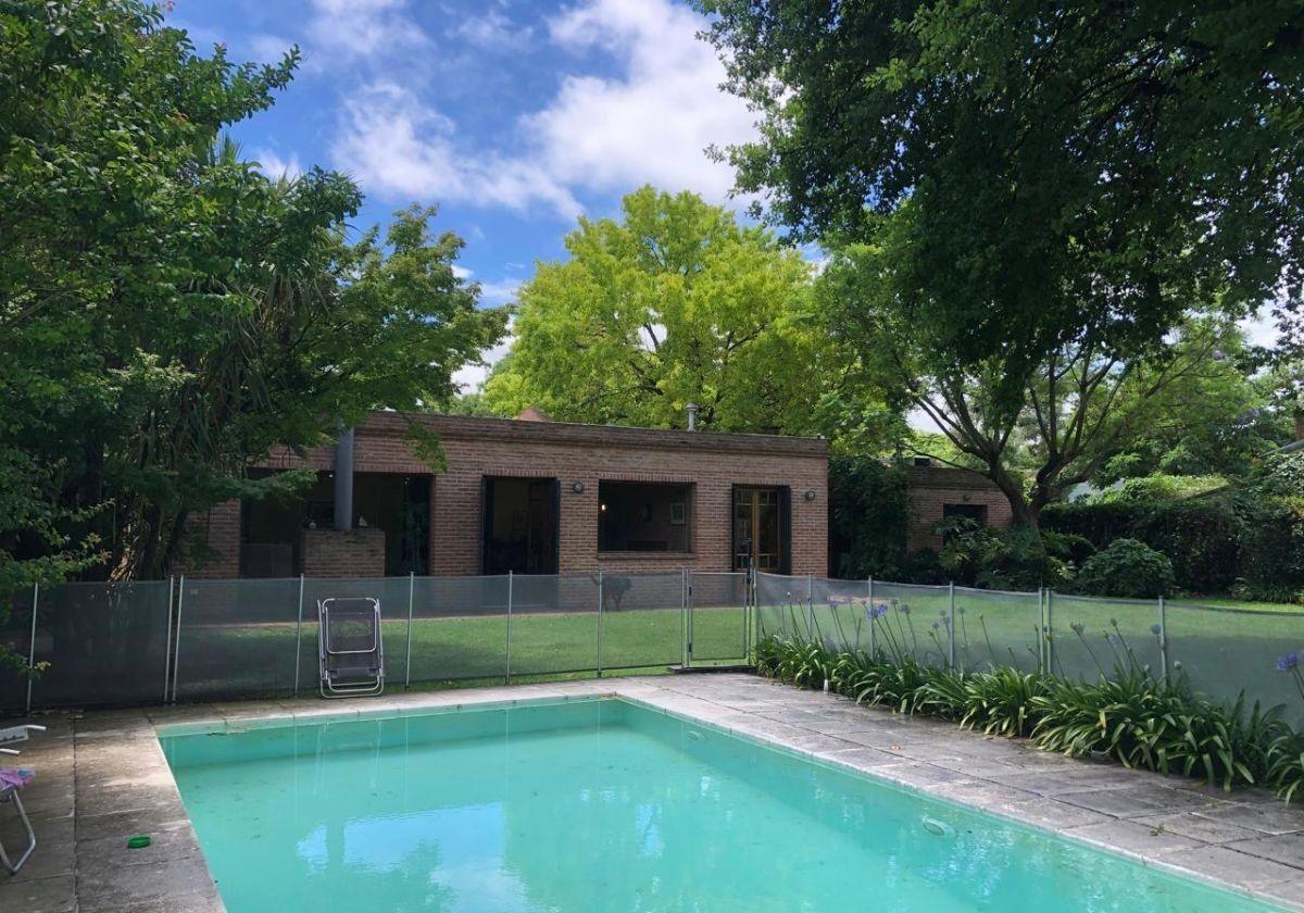 Casa en venta entre caminos en City Bell