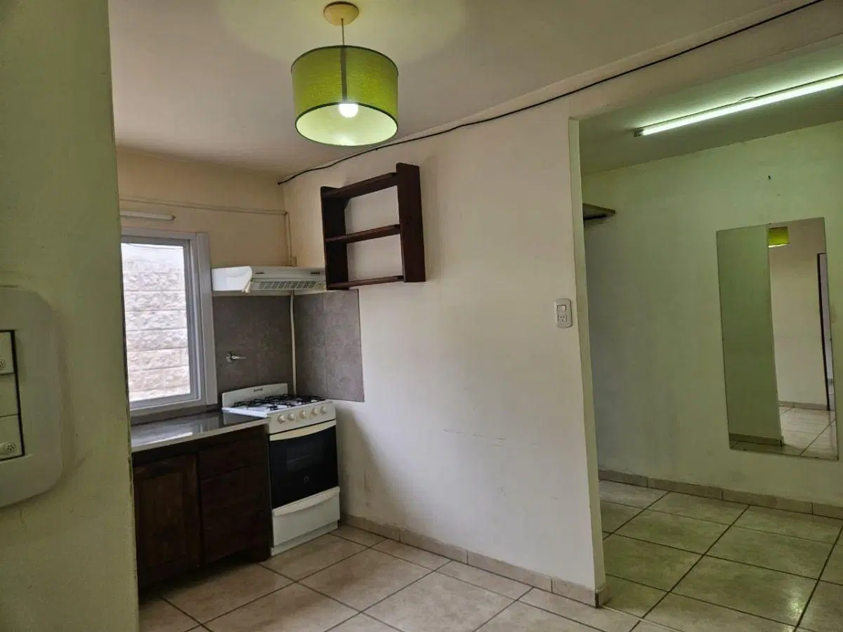 Departamento en alquiler con cochera y patio en el barrio de Tolosa 1