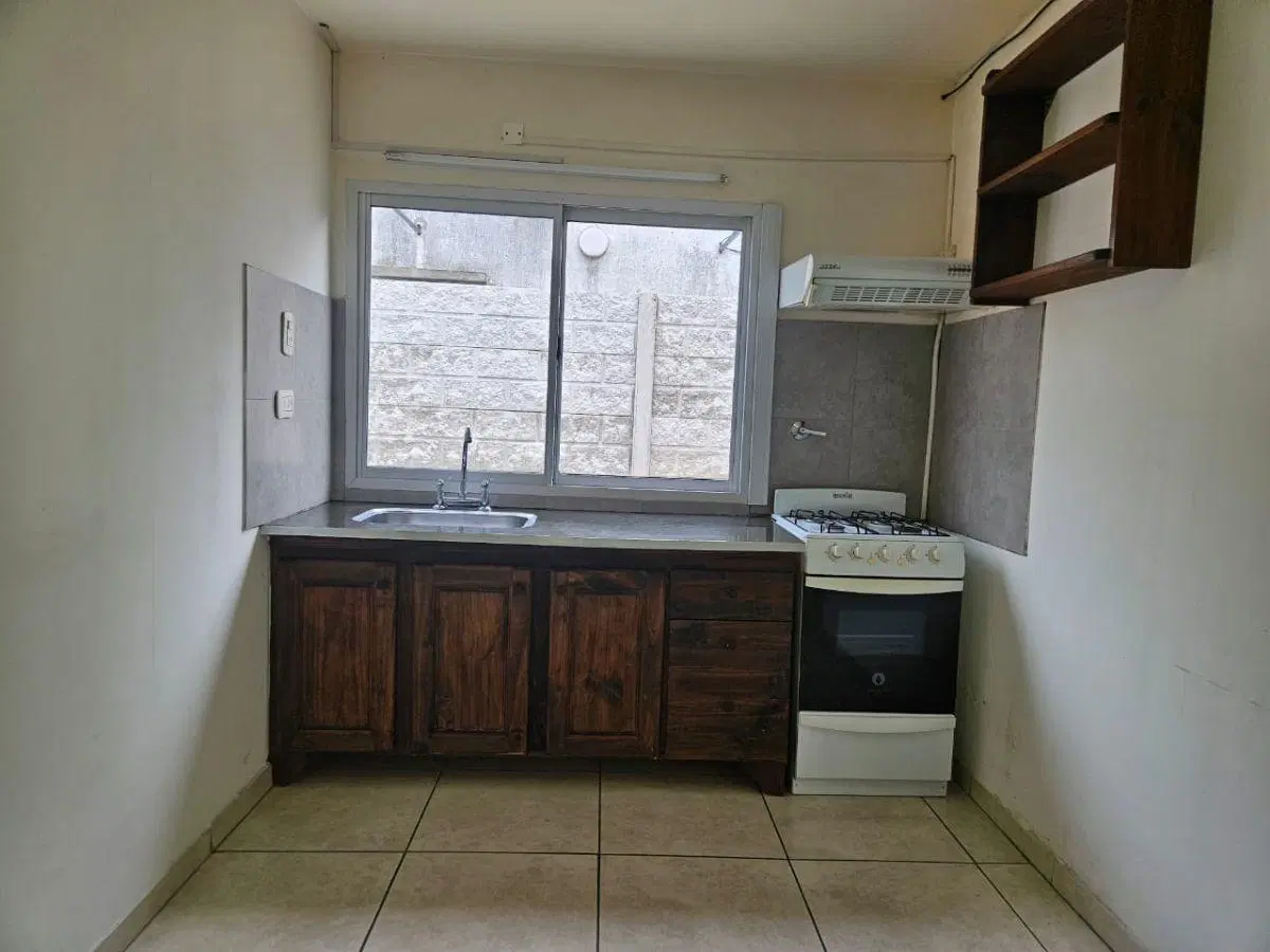 Departamento en alquiler con cochera y patio en el barrio de Tolosa 4