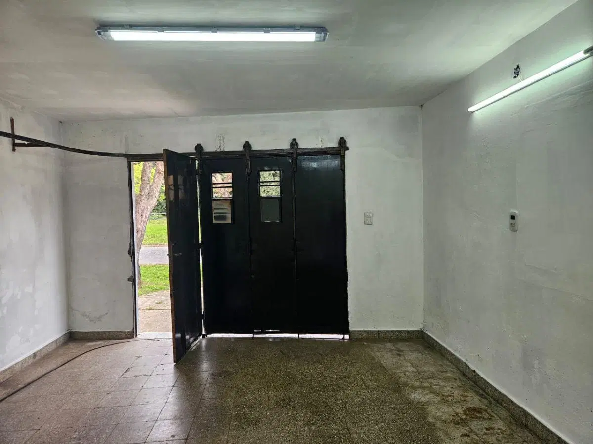 Departamento en alquiler con cochera y patio en el barrio de Tolosa 3