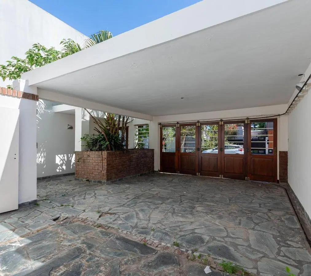 Casa en venta apto banco - calle 10 entre 522 y 523 Tolosa - 3 dormitorios + departamento. 4