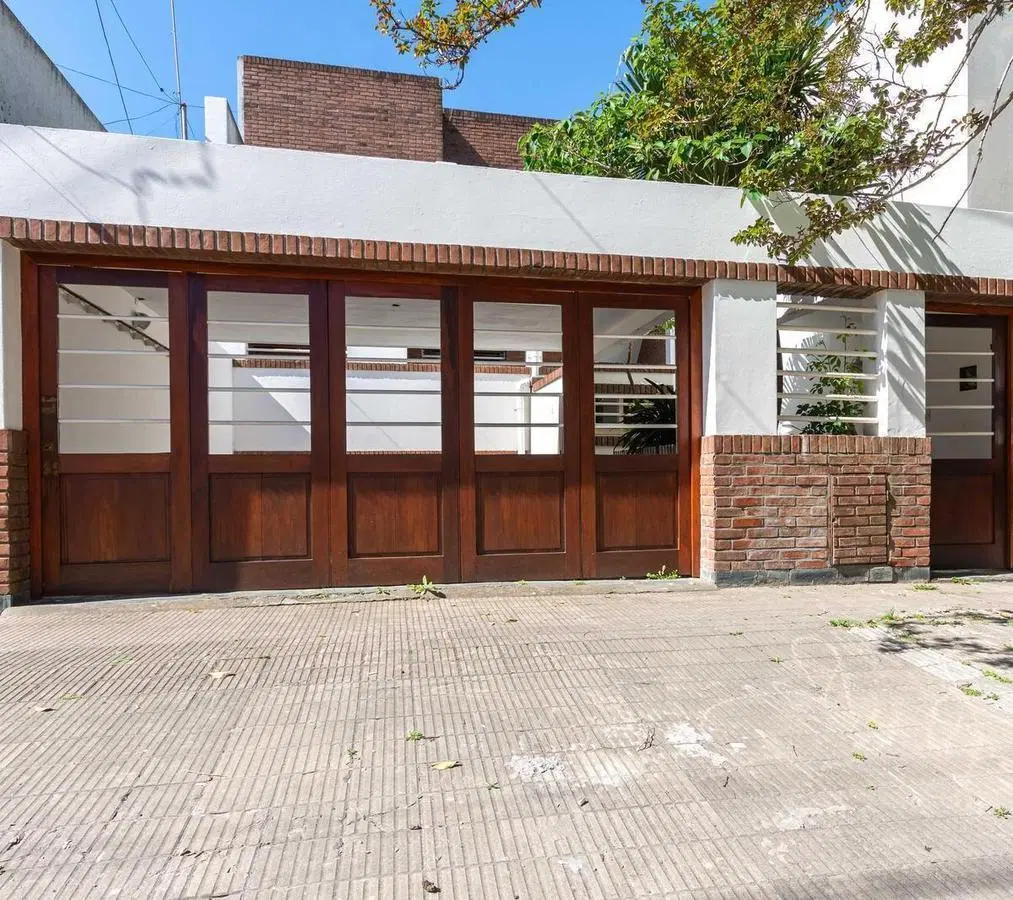 Casa en venta apto banco - calle 10 entre 522 y 523 Tolosa - 3 dormitorios + departamento. 5