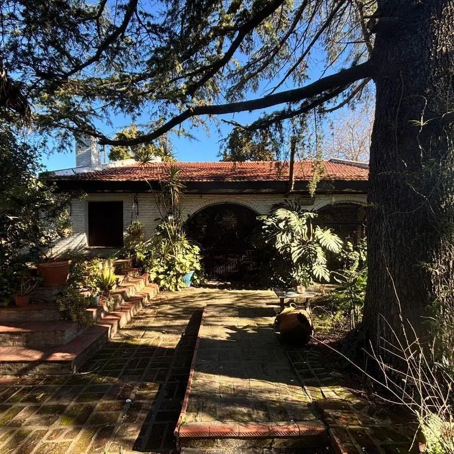 Casa en venta con gran terreno en Los Hornos 4