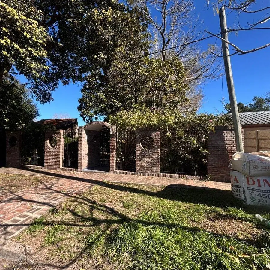 Casa en venta con gran terreno en Los Hornos 5