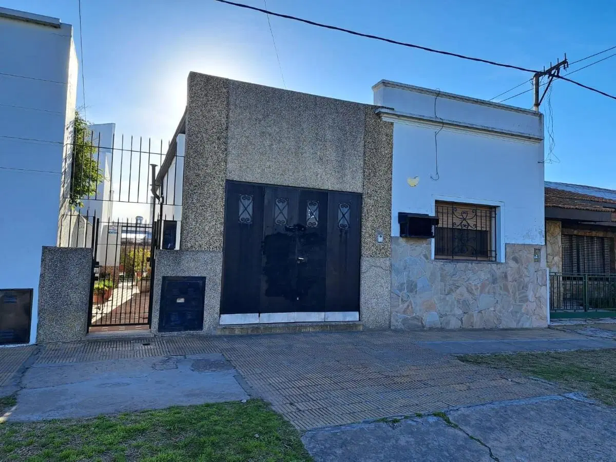 Casa en venta en tolosa Calle 13 Entre 530 y 531   dos dormitorios parque parrilla 2