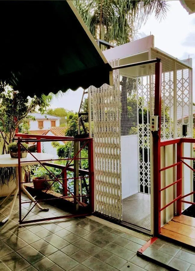 Casa 2 Plantas   Local - Gonnet 16 y 503 3