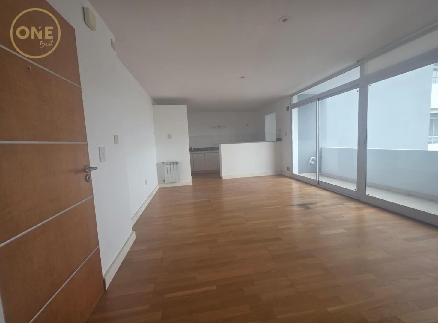 Foto de Departamento de 1 dormitorio y cochera en alquiler en La Plata, imagen 2