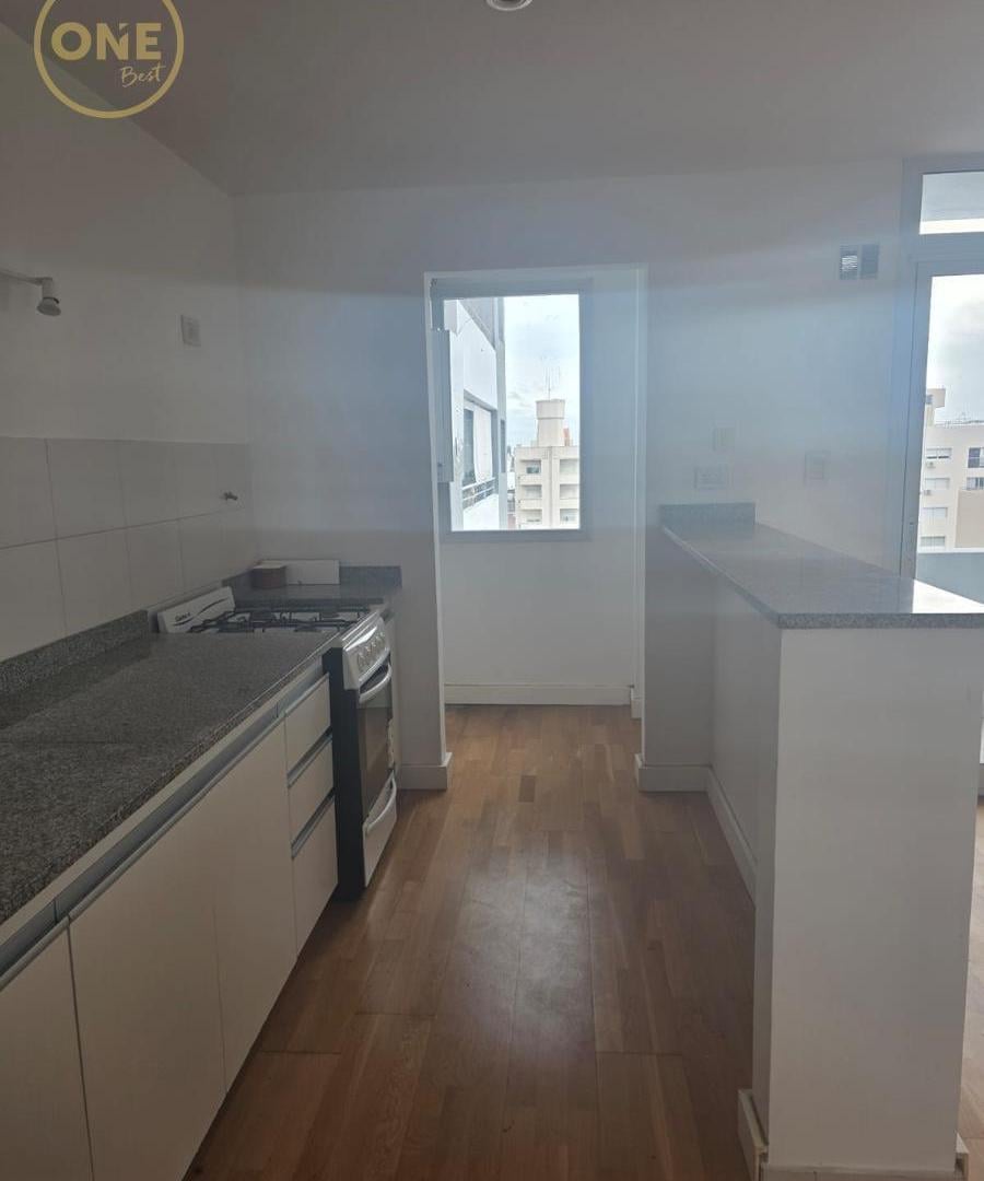 Foto de Departamento de 1 dormitorio y cochera en alquiler en La Plata, imagen 3