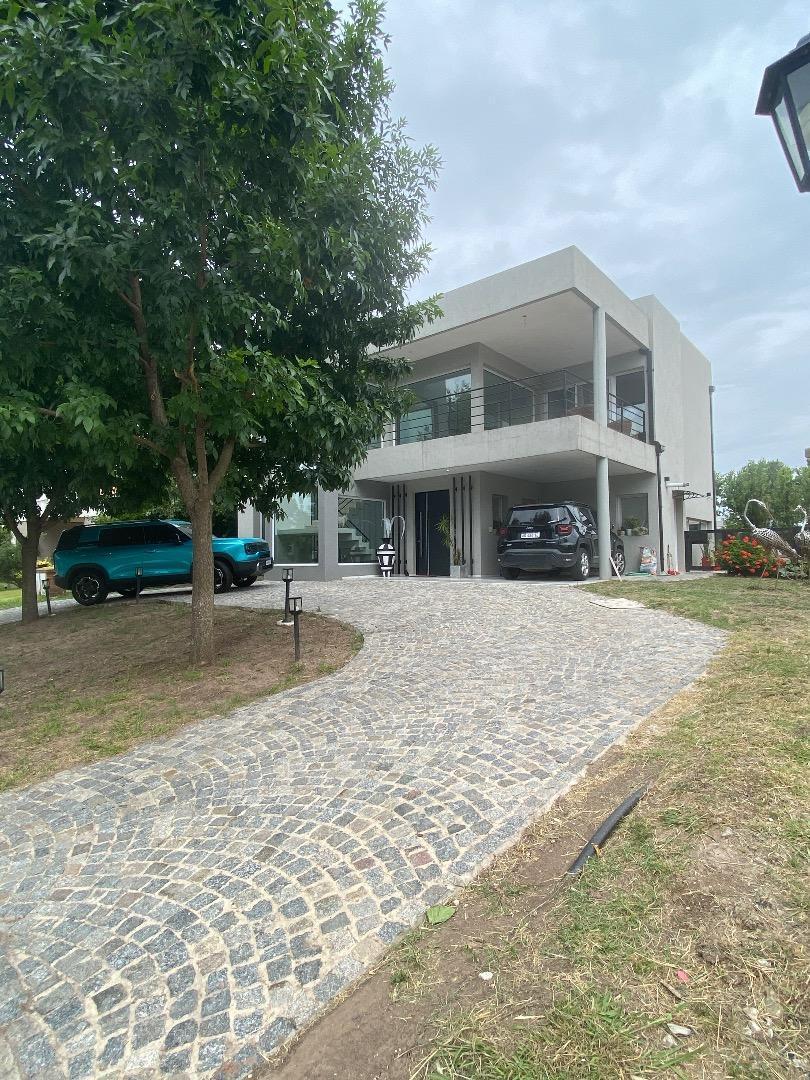 Foto de Casa en Santa Guadalupe sobre lote central, imagen 2