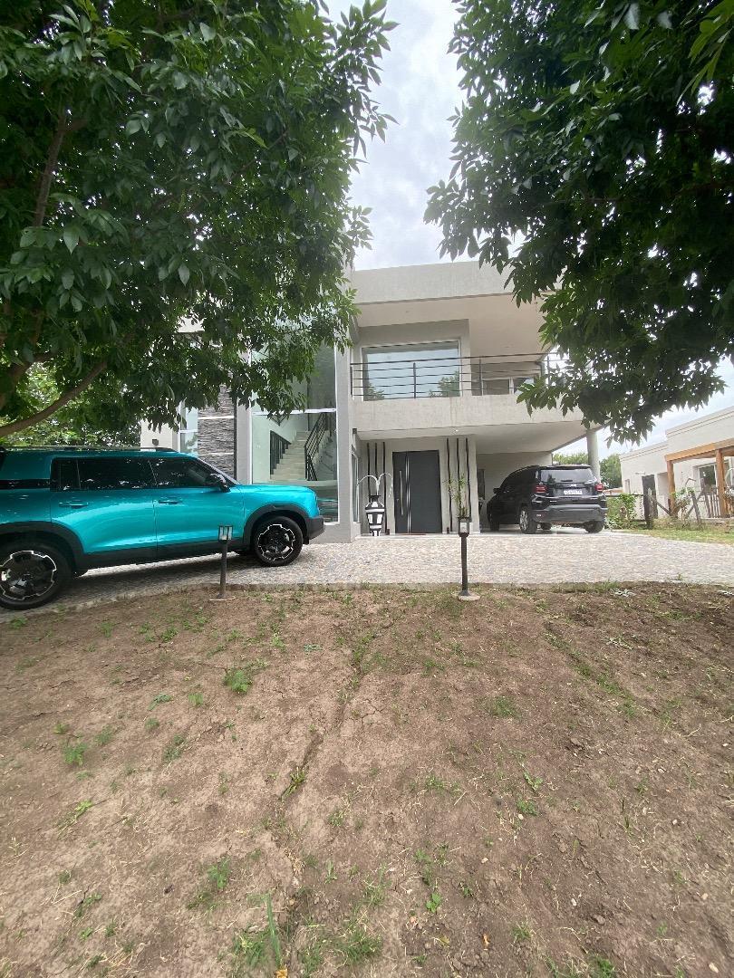 Casa en Santa Guadalupe sobre lote central