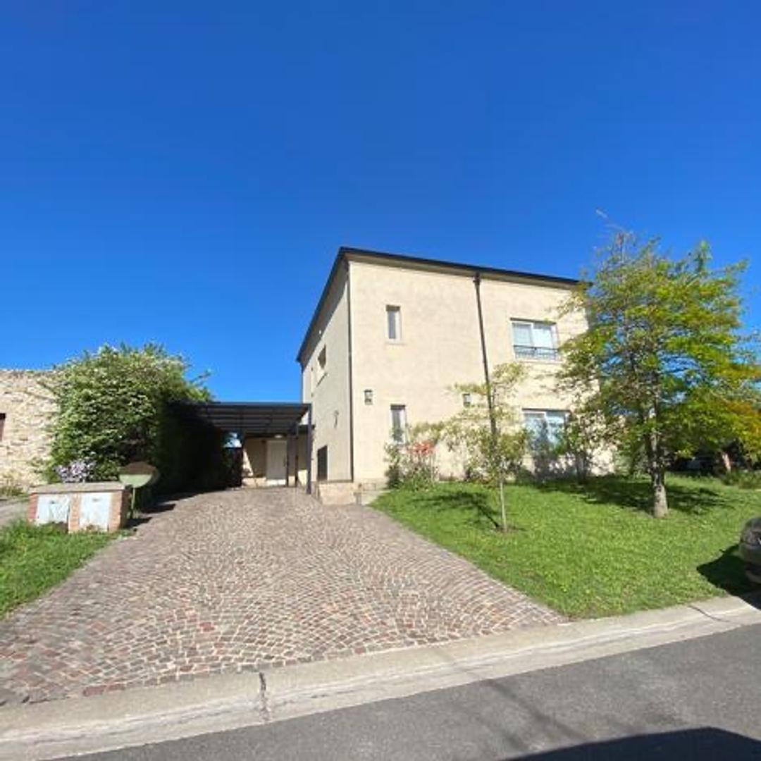 Casa de categoría en Santa Guadalupe sobre lote interno