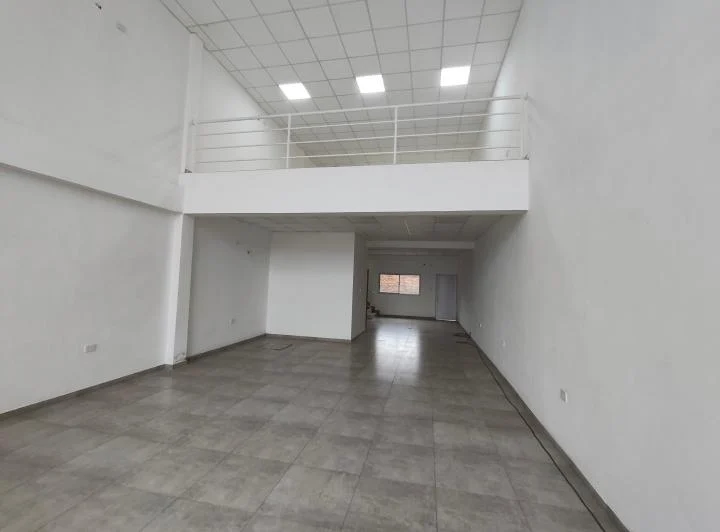 LOCAL COMERCIAL FRENTE VIDRIADO A ESTRENAR, EXECELENTE UBICACION, 180M2 1
