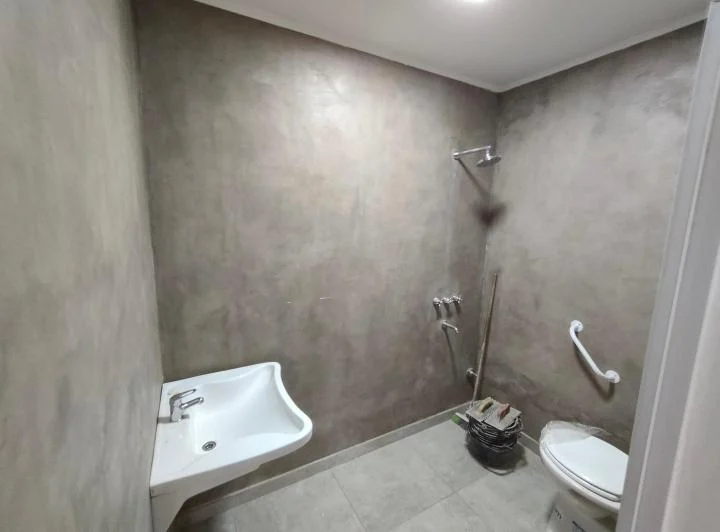LOCAL COMERCIAL FRENTE VIDRIADO A ESTRENAR, EXECELENTE UBICACION, 180M2 4