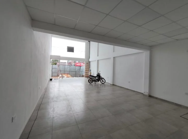 LOCAL COMERCIAL FRENTE VIDRIADO A ESTRENAR, EXECELENTE UBICACION, 180M2 2