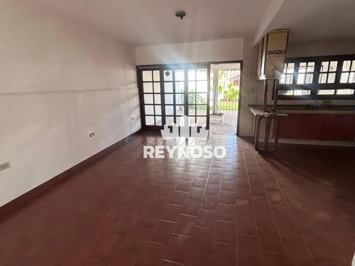 Casa de 4 Dormitorios en Venta | Barrio Hernando de Lerma | Amplio Terreno con Quincho y Cochera 2
