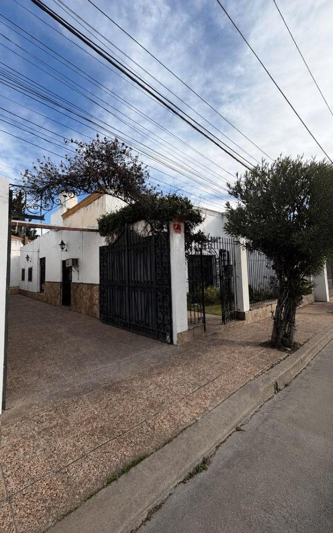 Foto de Casa de 5 ambientes a metros del shopping | con quincho y garage, imagen 4