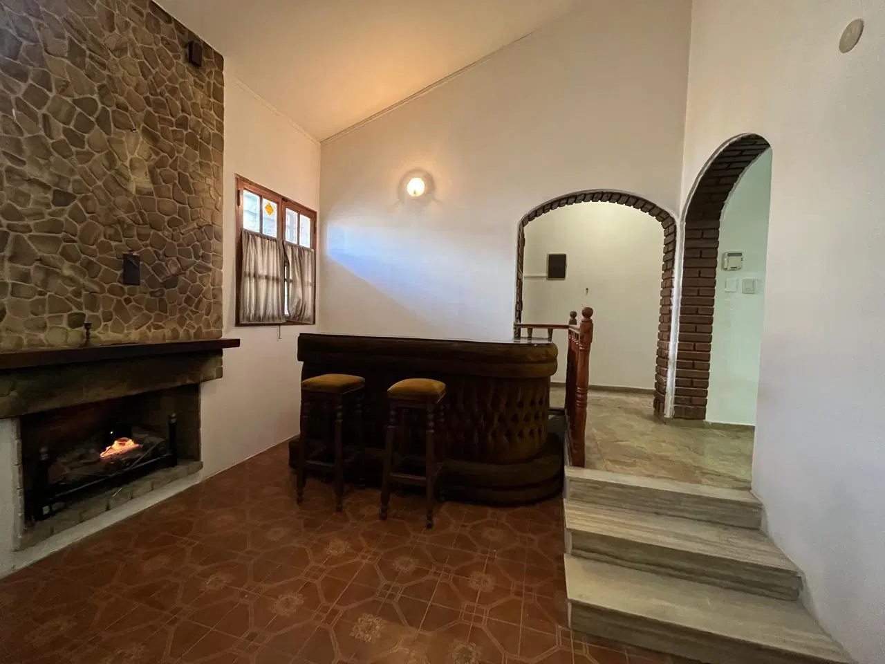 Casa en Venta, de grandes dimensiones, con patio, pileta y cochera 3