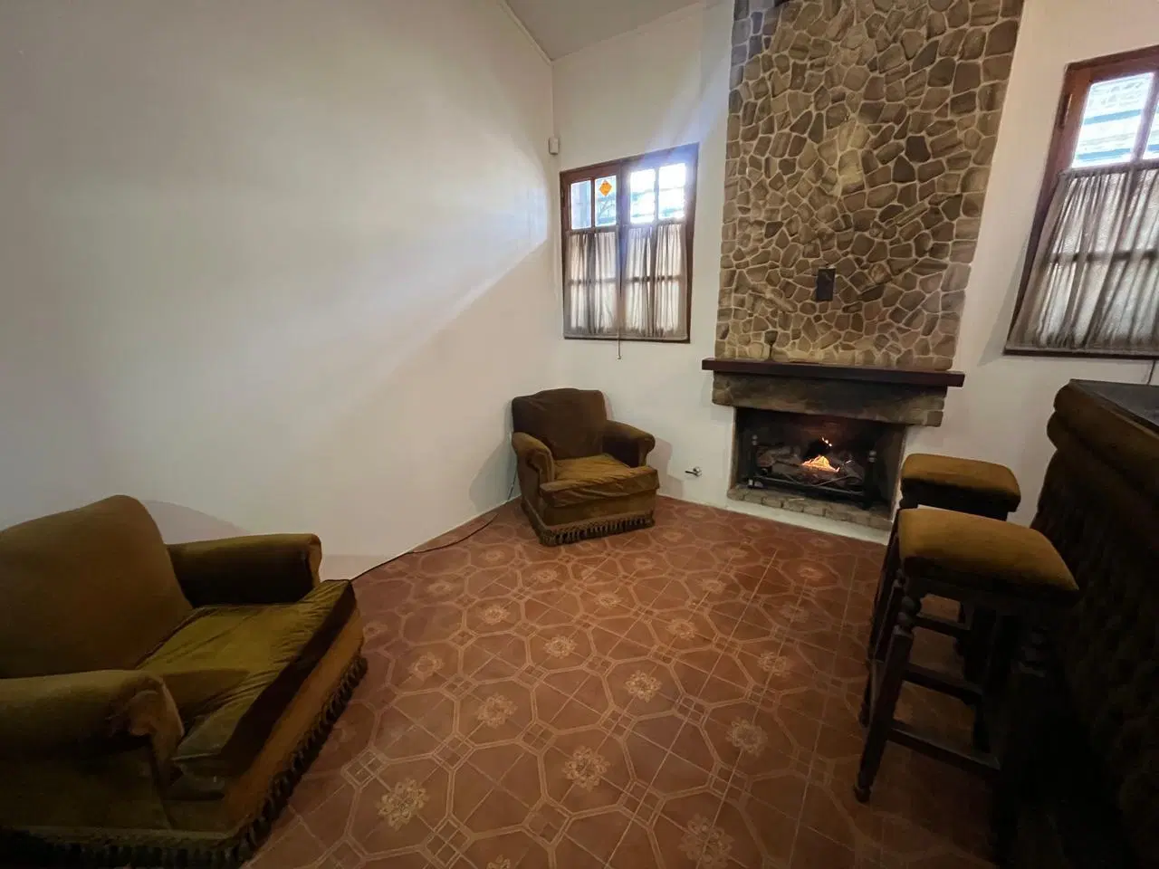 Casa en Venta, de grandes dimensiones, con patio, pileta y cochera 4