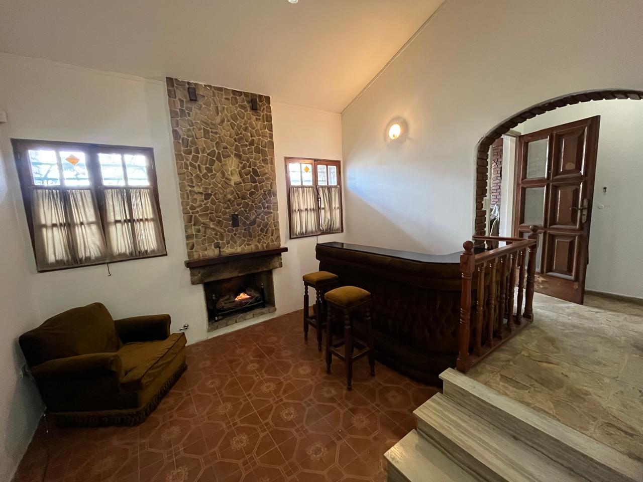 Casa en Venta, de grandes dimensiones, con patio, pileta y cochera