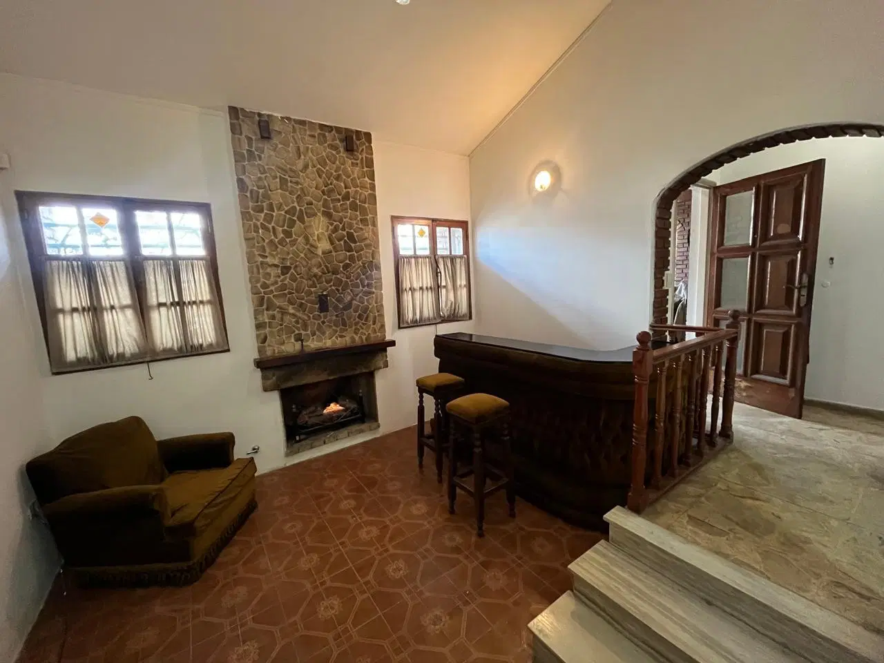 Casa en Venta, de grandes dimensiones, con patio, pileta y cochera 1