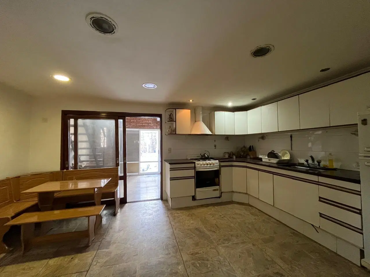 Casa en Venta, de grandes dimensiones, con patio, pileta y cochera 8