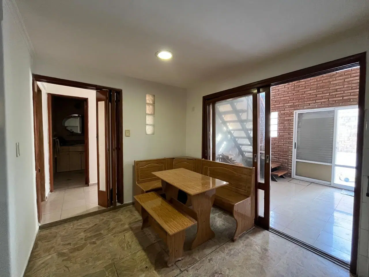 Casa en Venta, de grandes dimensiones, con patio, pileta y cochera 5
