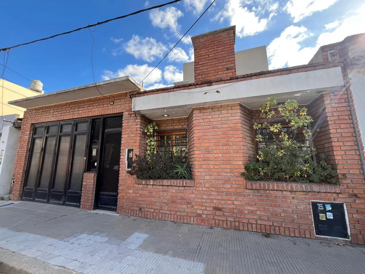 Casa en Venta, de grandes dimensiones, con patio, pileta y cochera 2