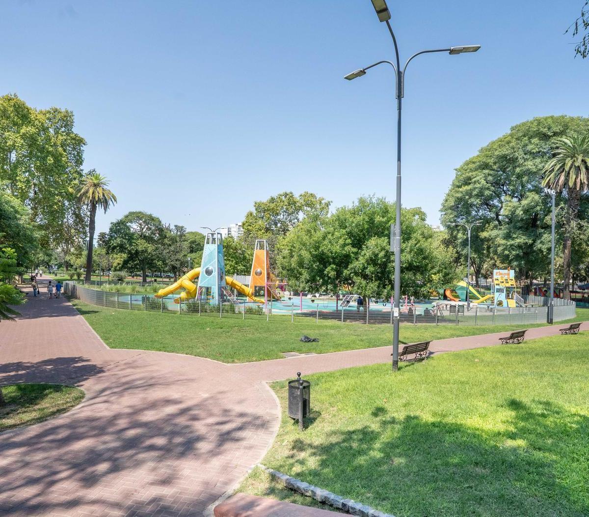 Foto de Venta - Local Comercial (Apto Gastronomía) en Av. Caseros (esquina, imagen 2