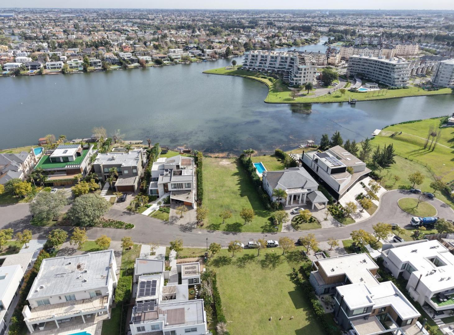Foto de Lote en Venta al Lago Central El Golf Nordelta | 1.277 m², imagen 1