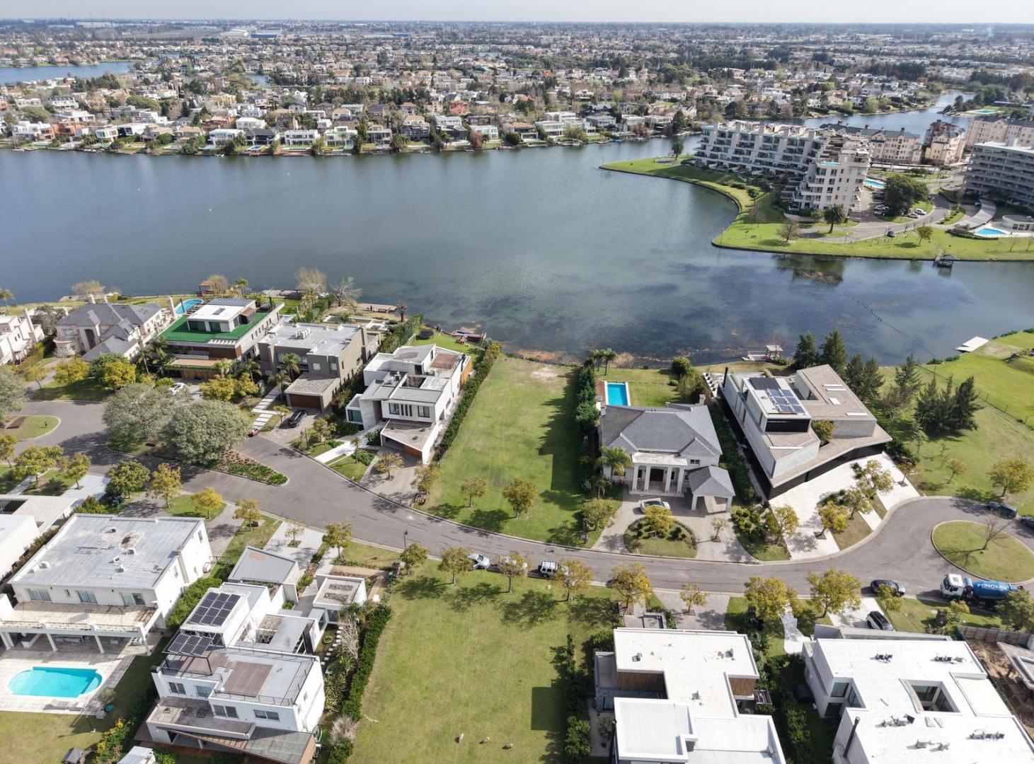 Foto de Lote en Venta al Lago Central El Golf Nordelta | 1.277 m², imagen 2