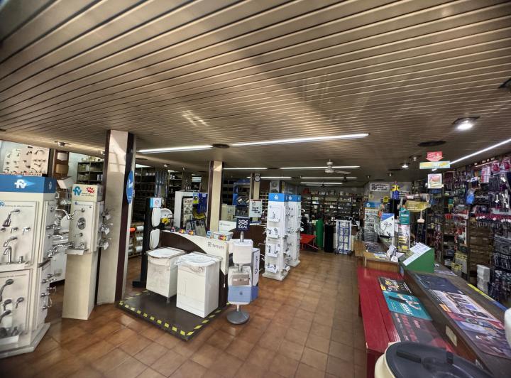 IMPORTANTE LOCAL EN FLORIDA OESTE CON ESTACIONAMIENTO PROPIO 3