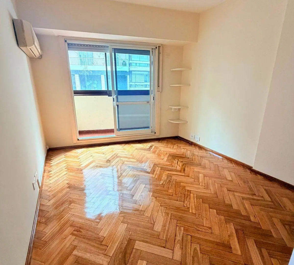 Departamento zona centro con patio y parrilla 4