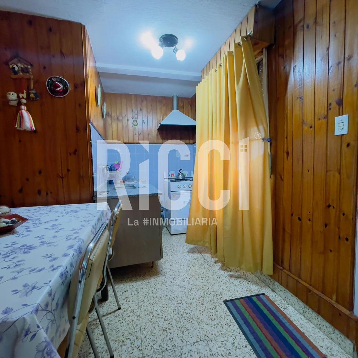 Casa en venta 3 ambientes con parque en Berazategui centro