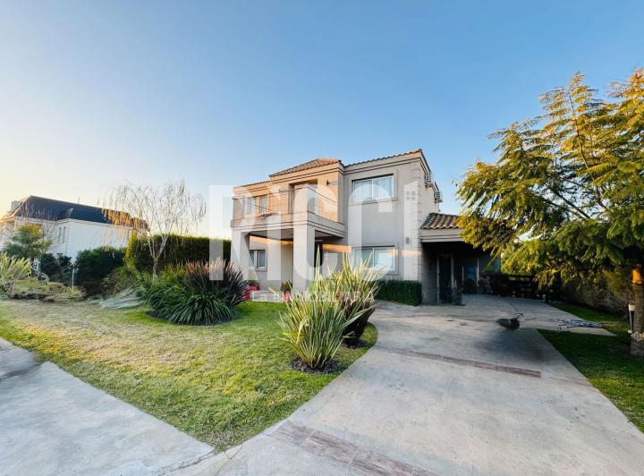 Casa en venta 4 ambientes con piscina en Barrio Las Golondrinas 2