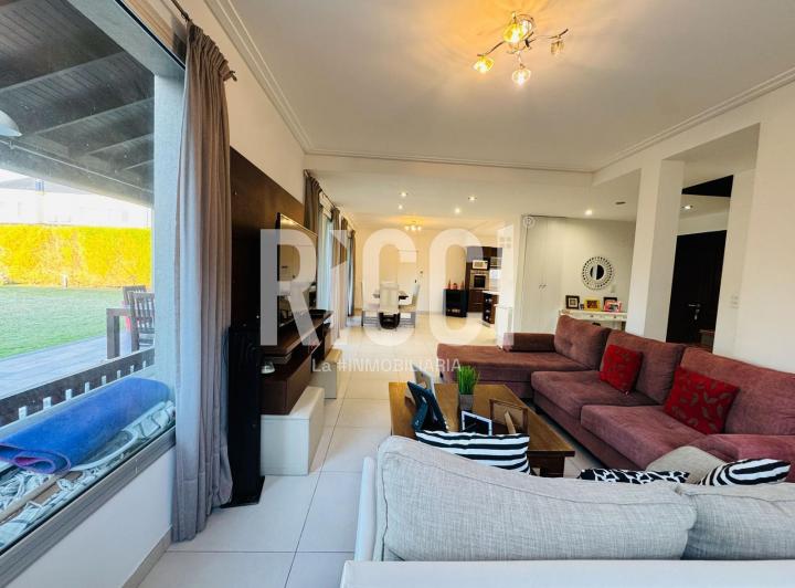 Casa en venta 4 ambientes con piscina en Barrio Las Golondrinas 4
