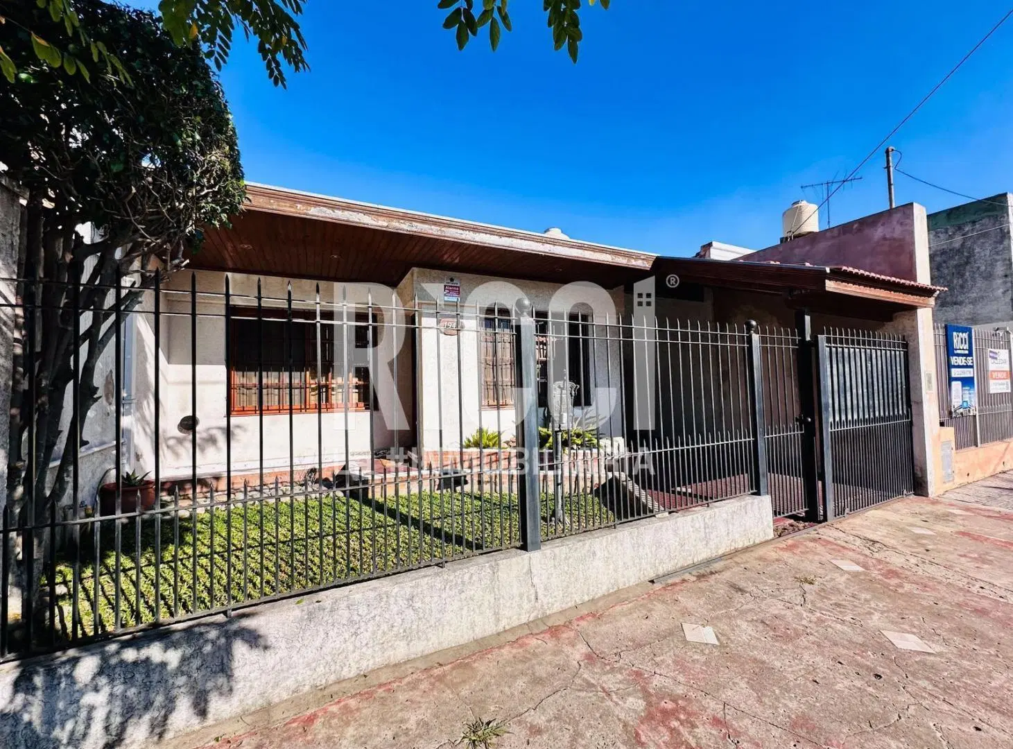 Casa en venta Apta a Credito de 4 ambientes con piscina en Berazategui centro 2