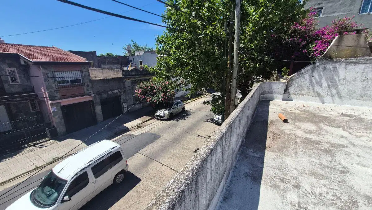 VENTA CASA CON COCHERA Y LOCAL LANUS 5