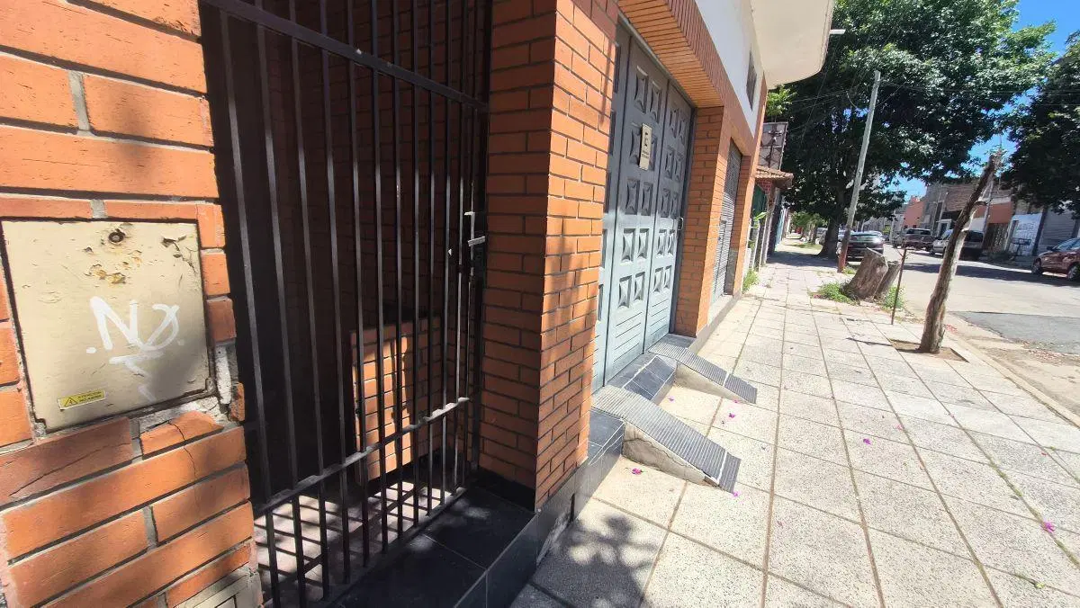 VENTA CASA CON COCHERA Y LOCAL LANUS 3