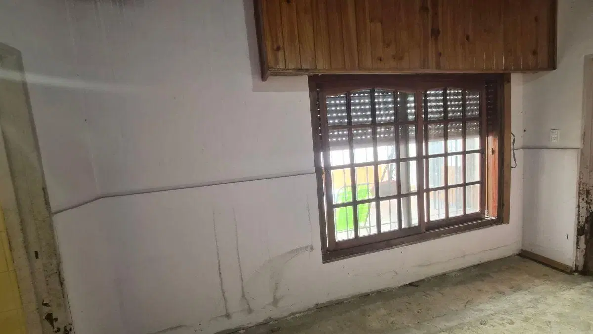 VENTA CASA CON COCHERA Y LOCAL LANUS 4