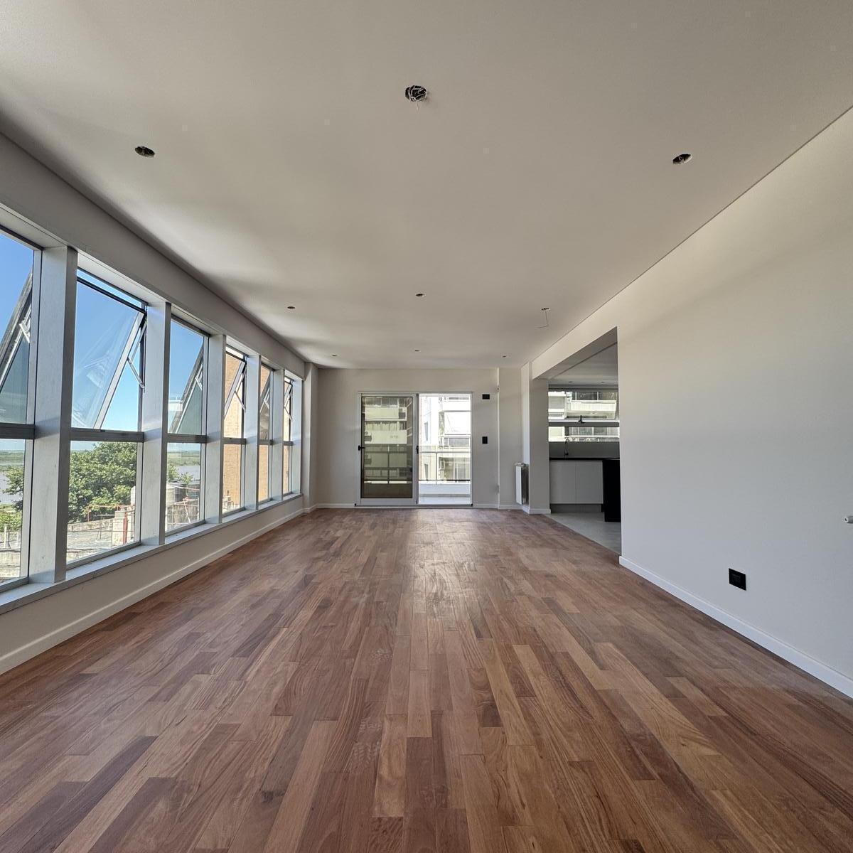 Departamento de 3 Dorm. con Doble Balcon y Vista Despejada Al Rio 2
