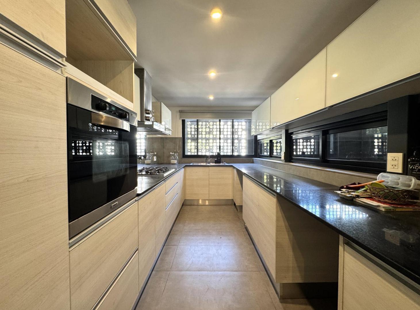 Foto de Casa 3 dormitorios de diseño, cochera doble y pileta, imagen 1
