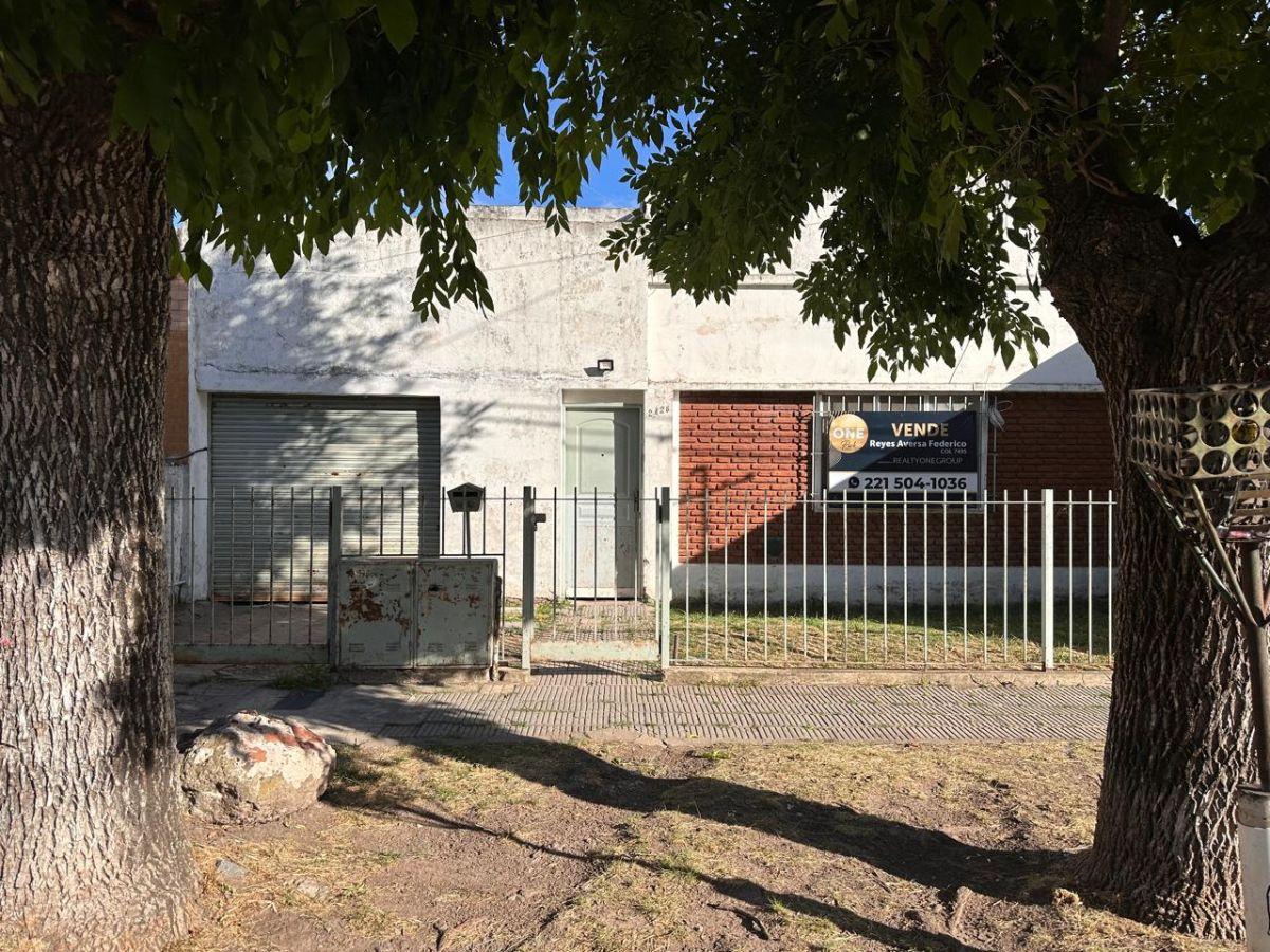 Venta de Casa en los Hornos-68 E/ 143 y 144 - a Refaccionar!!