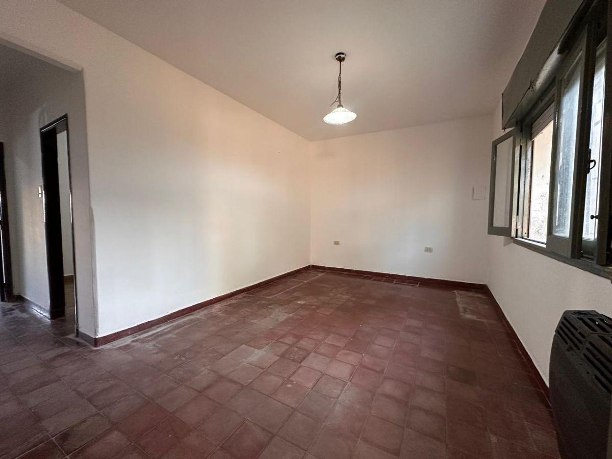 Foto de Venta de Casa en los Hornos-68 E/ 143 y 144 - a Refaccionar!!, imagen 2