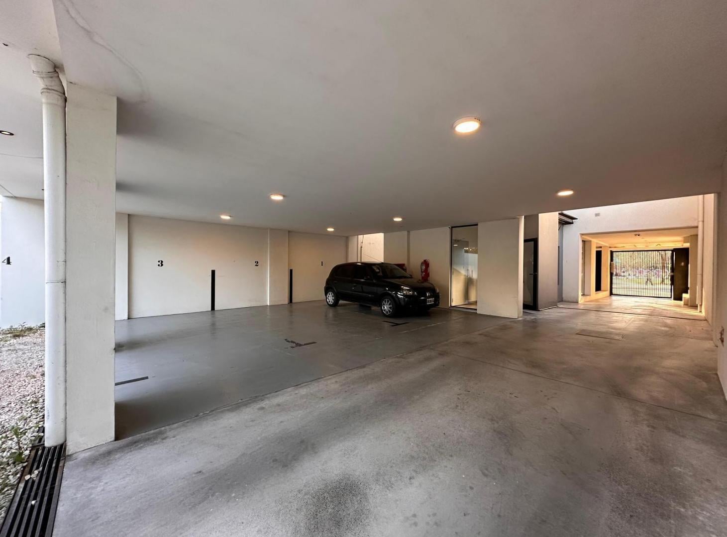 Foto de VENTA DE DEPARTAMENTO DE 2 DORMITORIOS CON COCHERA CUBIERTA LA PLATA, imagen 2