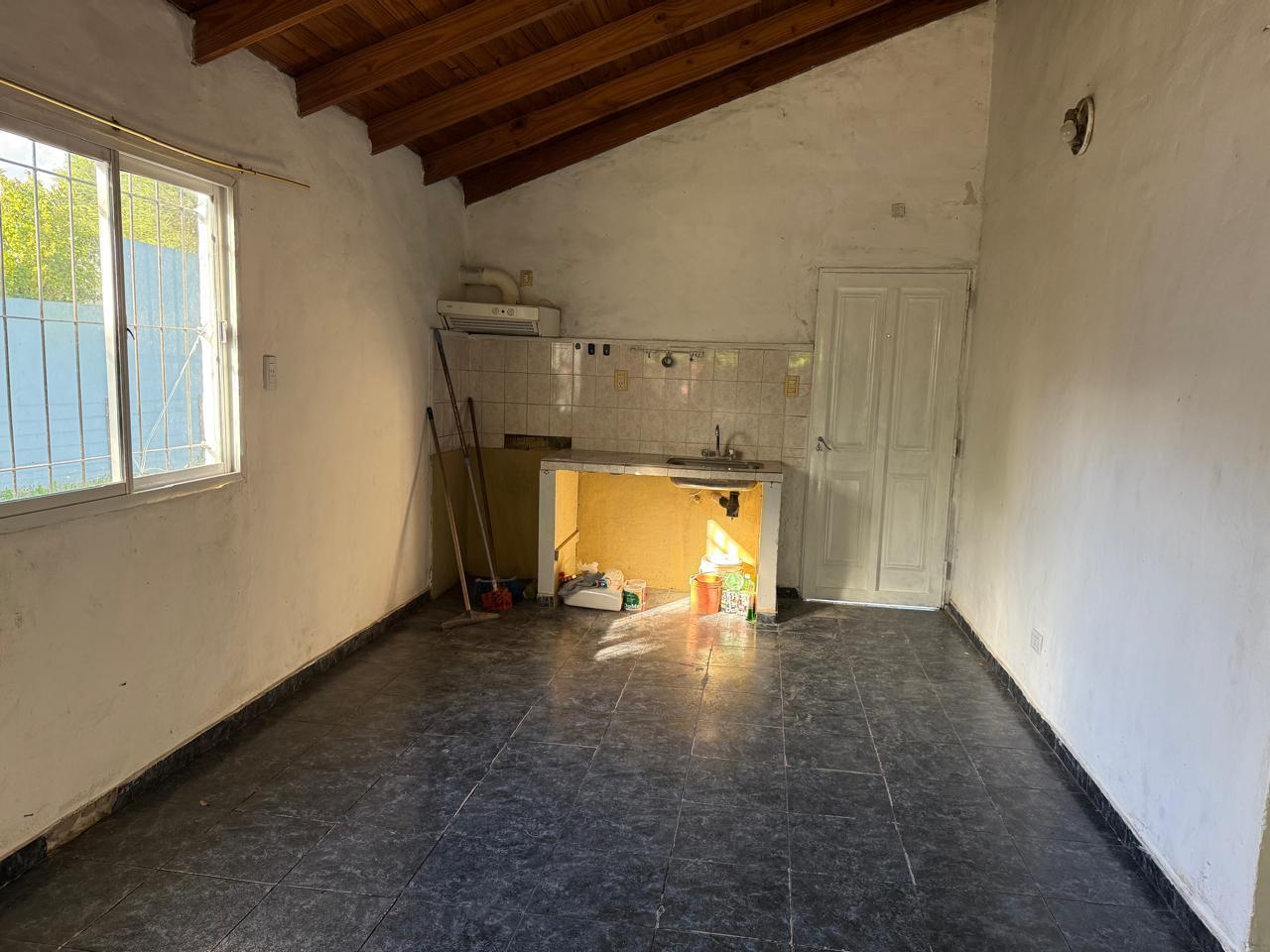 Foto de VENTA DE CASA EN GDOR UDAONDO 2 DORMITORIOS CAÑUELAS, imagen 2
