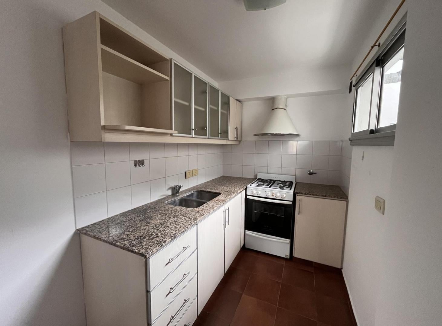 Foto de DEPARTAMENTO EN ALQUILER DE 2 DORMITORIOS EN LA PLATA, imagen 2